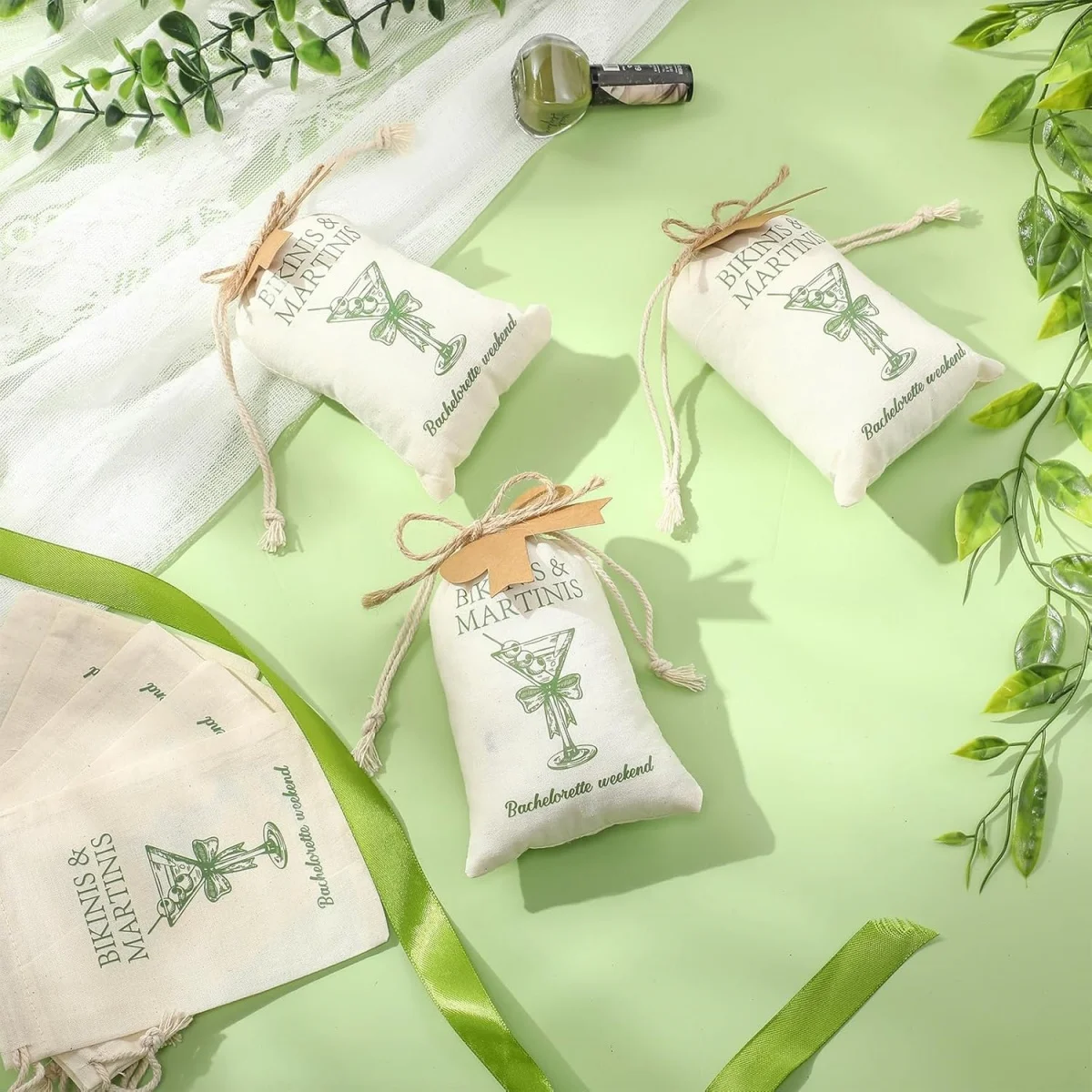 25 Bolsas de Regalo de Yute para Fiesta Martini con Cordón y 24 Etiquetas de Lazo de 4x6 Pulgadas, Bolsas Rosas para Dulces y Golosinas Martini