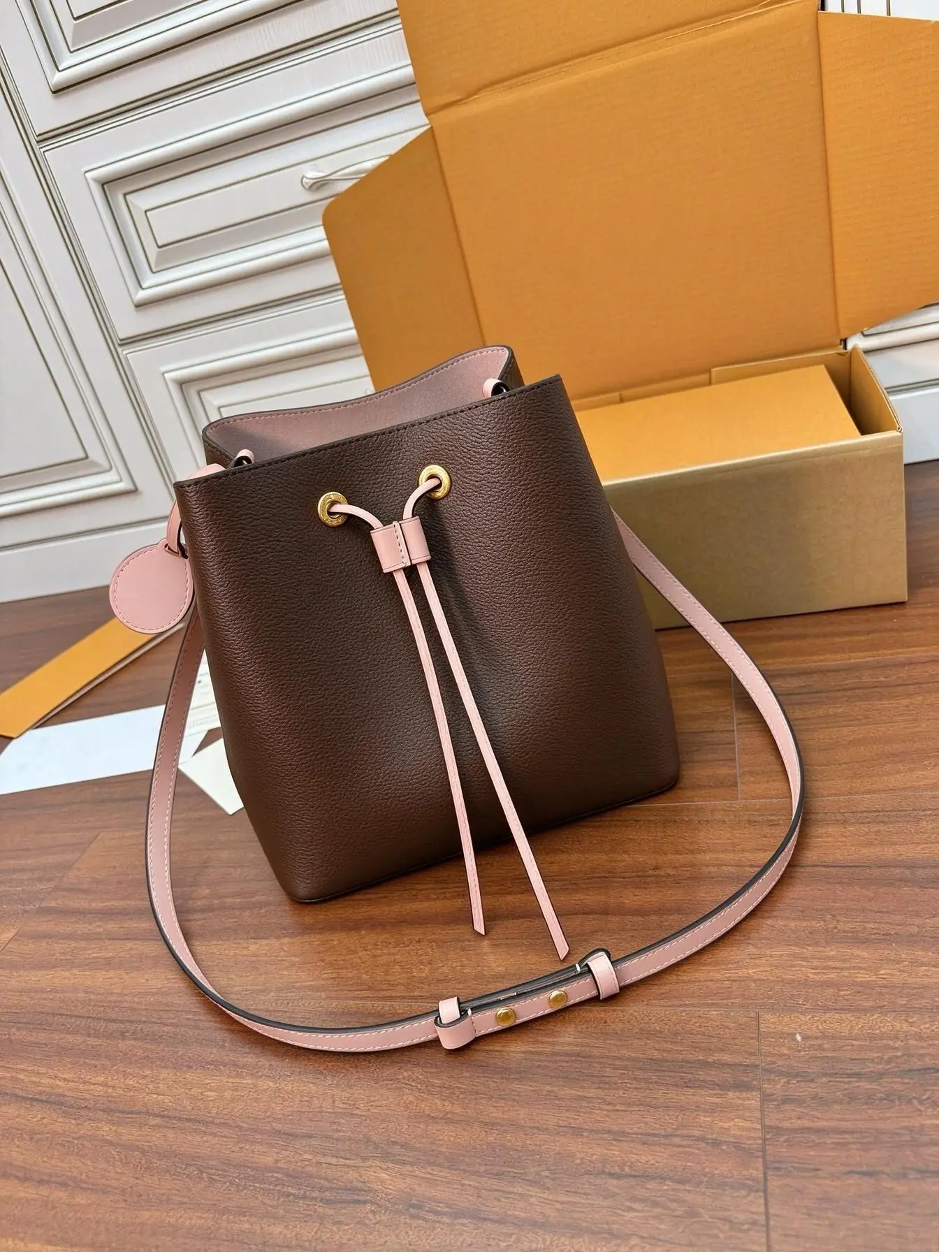 Elegant Women Large Capacity Drawstring Bucket Shoulder Bag Contrast Color PU Leather Crossbody Bag Casual Commuter Handbag