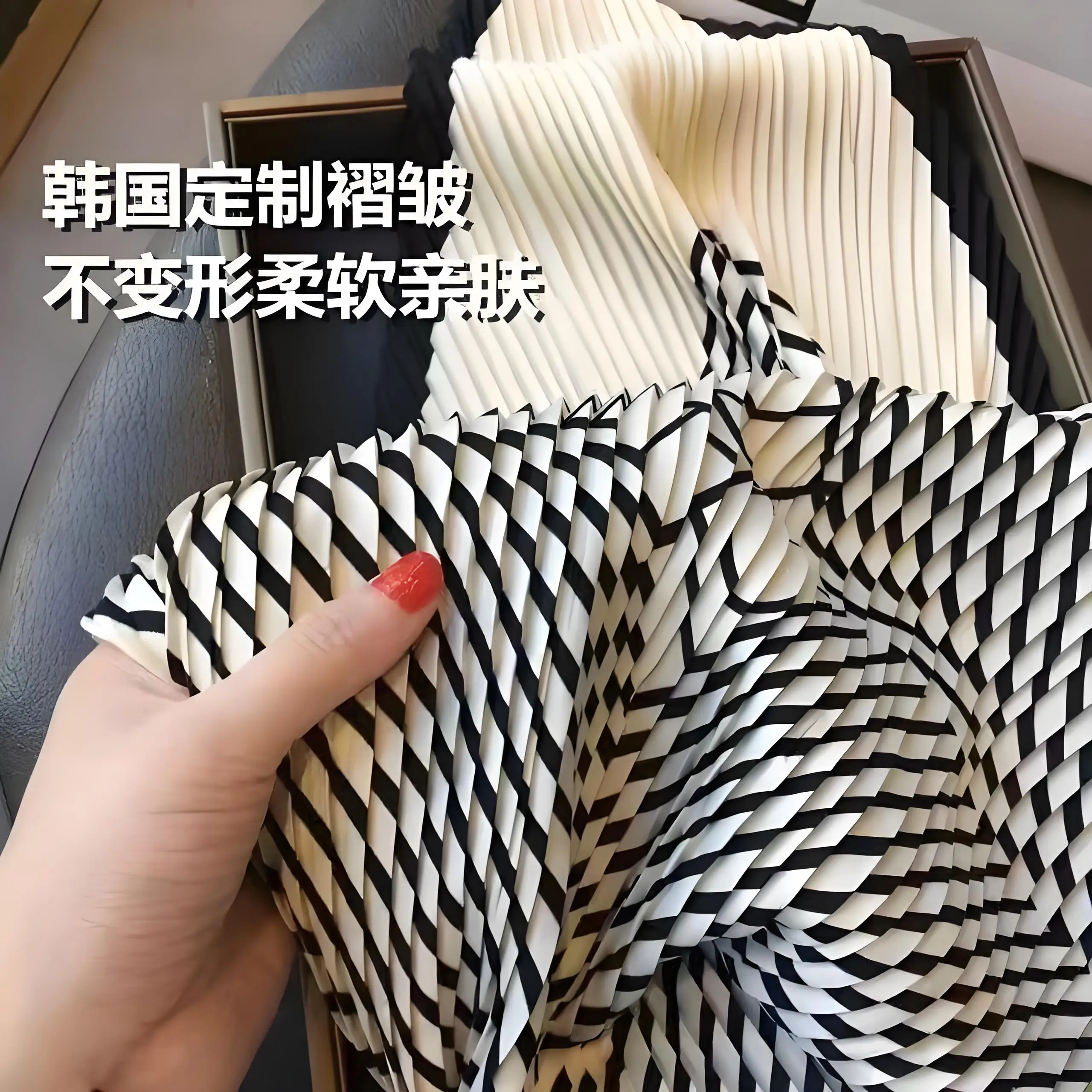 Luxury Crinkled Stripe Scarf Two Tone Black White Woven Neck Scarf Elegant Wrinkled Texture Wrap Women