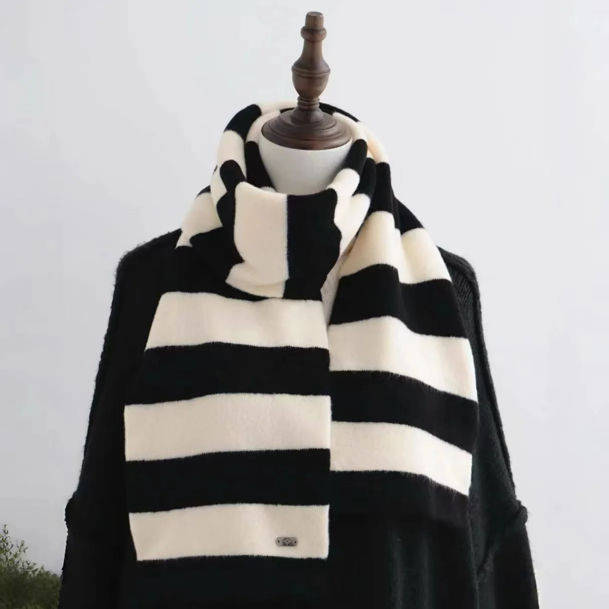 

Женский зимний новый шерстяной вязаный мягкий приятный для кожи шарф в черно-белую полоску, мужские теплые универсальные стильные шарфы для пар