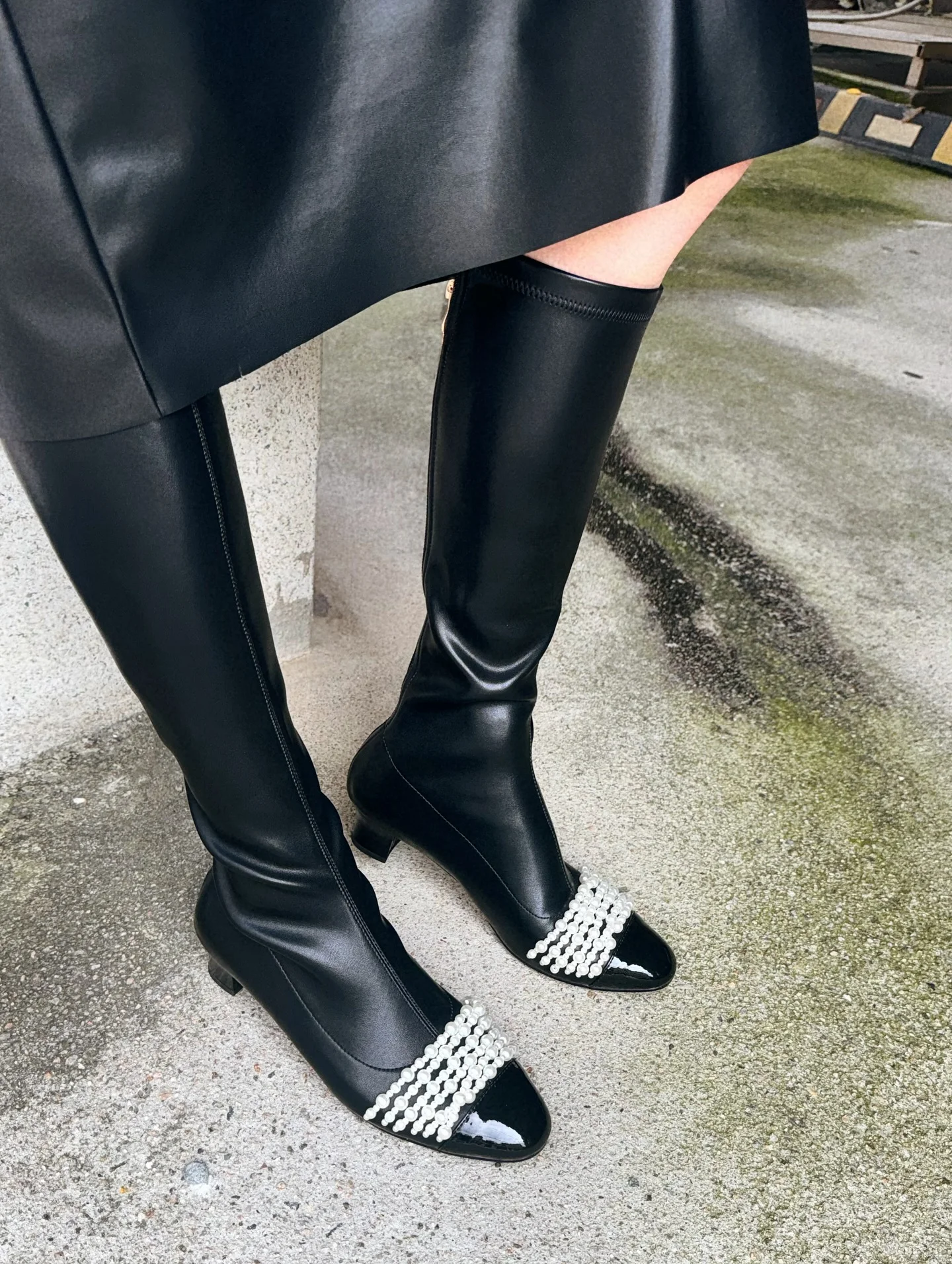 

Autumn Winter New Women's Black Knee High Boots Pearl Chain Decor Patent Leather Toe Cap Side Zipper Square Toe Low Heel Boots