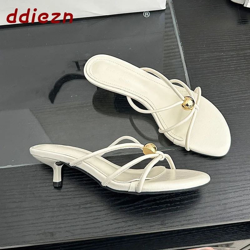 

Новинка летней моды: женские туфли-лодочки с металлическим декором, на низком каблуке, повседневные женские сандалии с круглым носком, на тонком каблуке.