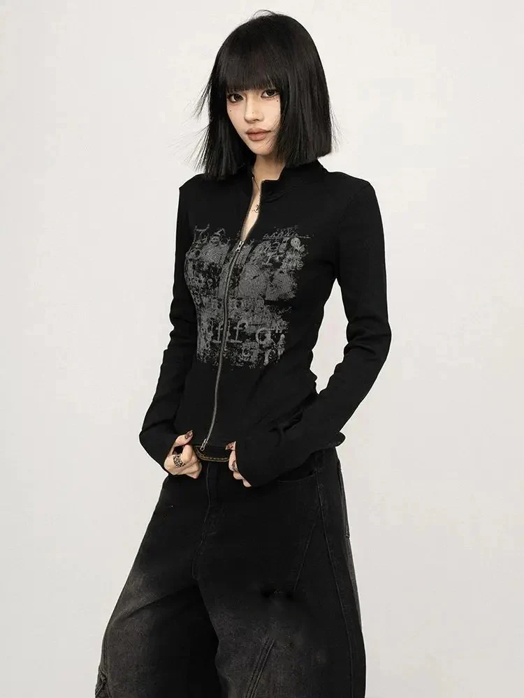 سترة نسائية بسحاب أسود مطبوع بتصميم كلاسيكي أمريكي لخريف جديد فاسق بقصة ضيقة وأكمام طويلة Y2k ملابس شارع قوطي الجرونج
