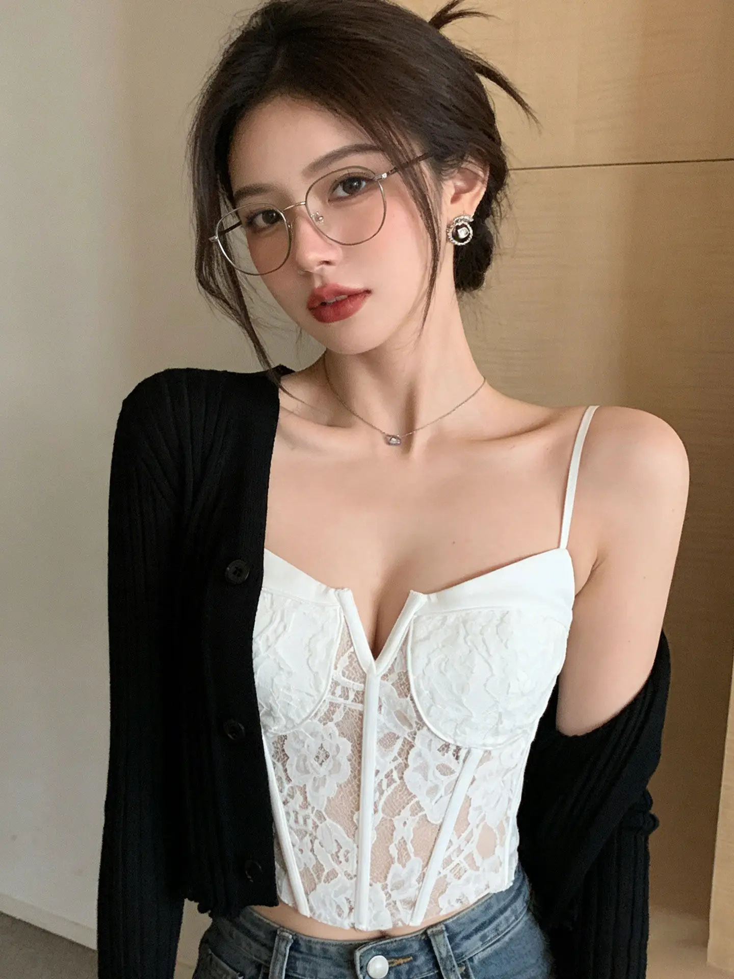 

French Style Lace Crop Top Women's Outerwear Beautiful Back Match Suit Inner Wear Base Shirt with Chest Pad Sweet And Sexy Top
