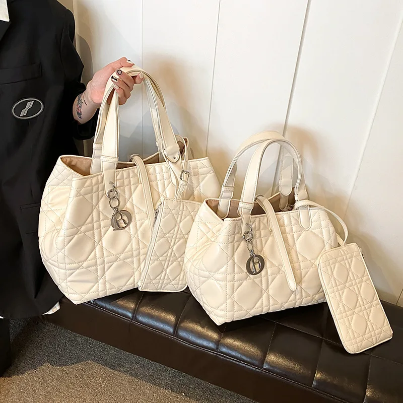 

Новая простая и стильная сумка через границу 2025 года, большая вместительная сумка с ромбовидной сеткой и вышивкой, маленькая сумка в ароматном стиле