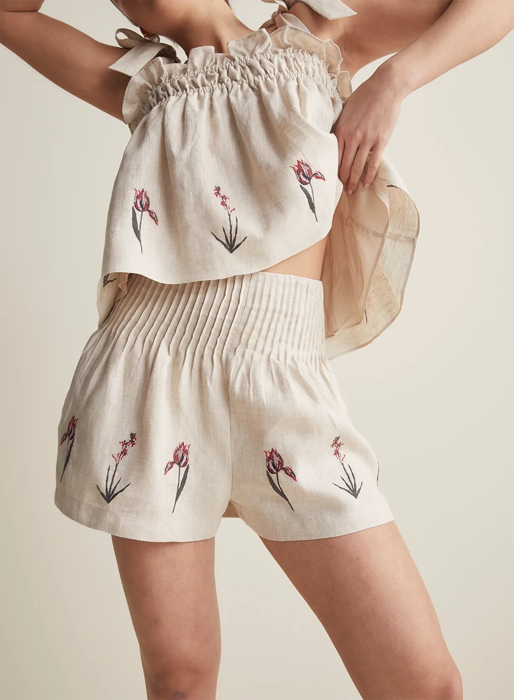 

2025 New Women 100% Linen Flower Print Set Ruffles Edge Square Collar Sleeveless Vest + High Waist Shorts Casual Female Suits