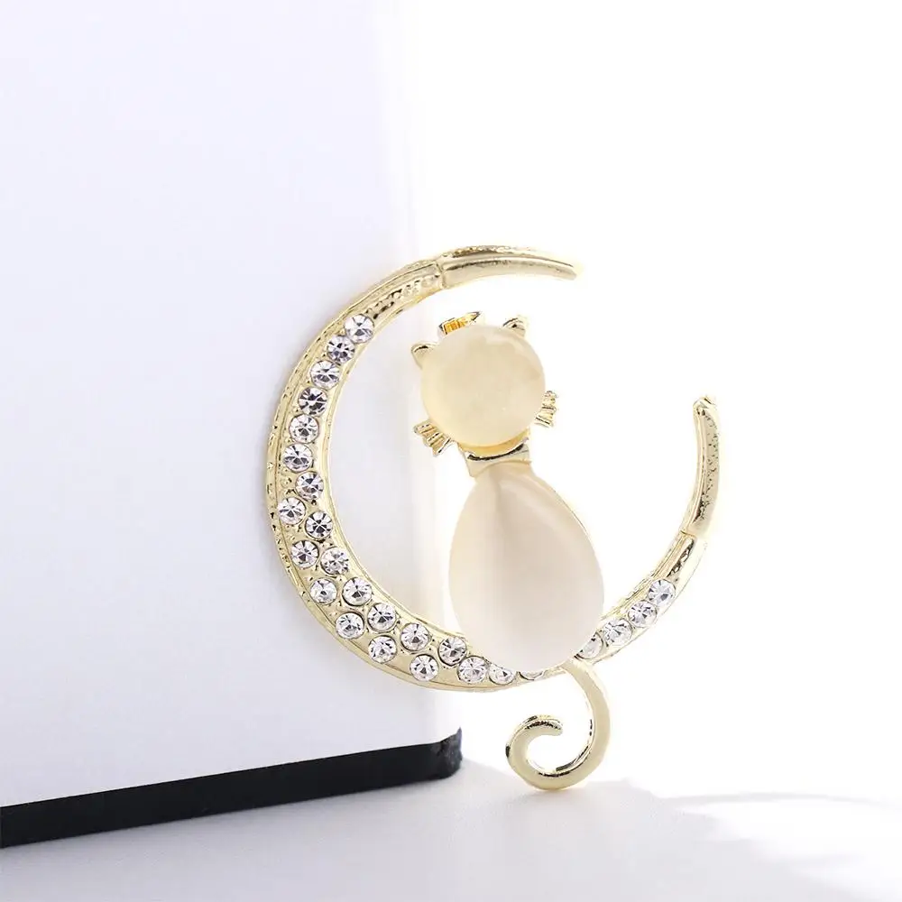 

Kitten Animal Gift For Her Party Jewelry Design Sense Rhinestone Lapel Pins Corsage Brooch Women Brooch Moon Cat Brooch