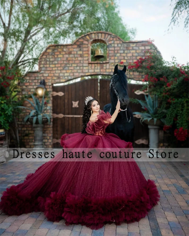 Brilhante borgonha tule frisado quinceanera vestido de baile 2025 mexicano babados fora do ombro doce 16 vestido espartilho personalizado