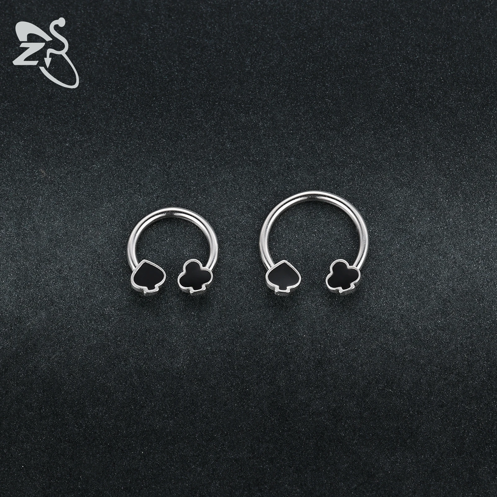 ZS 1 Buah 16G Cincin Hidung Tapal Kuda Baja Tahan Karat untuk Wanita Pria Pola Poker Kancing Hidung Bulat Perhiasan Tindik Lubang Hidung 8MM/10MM