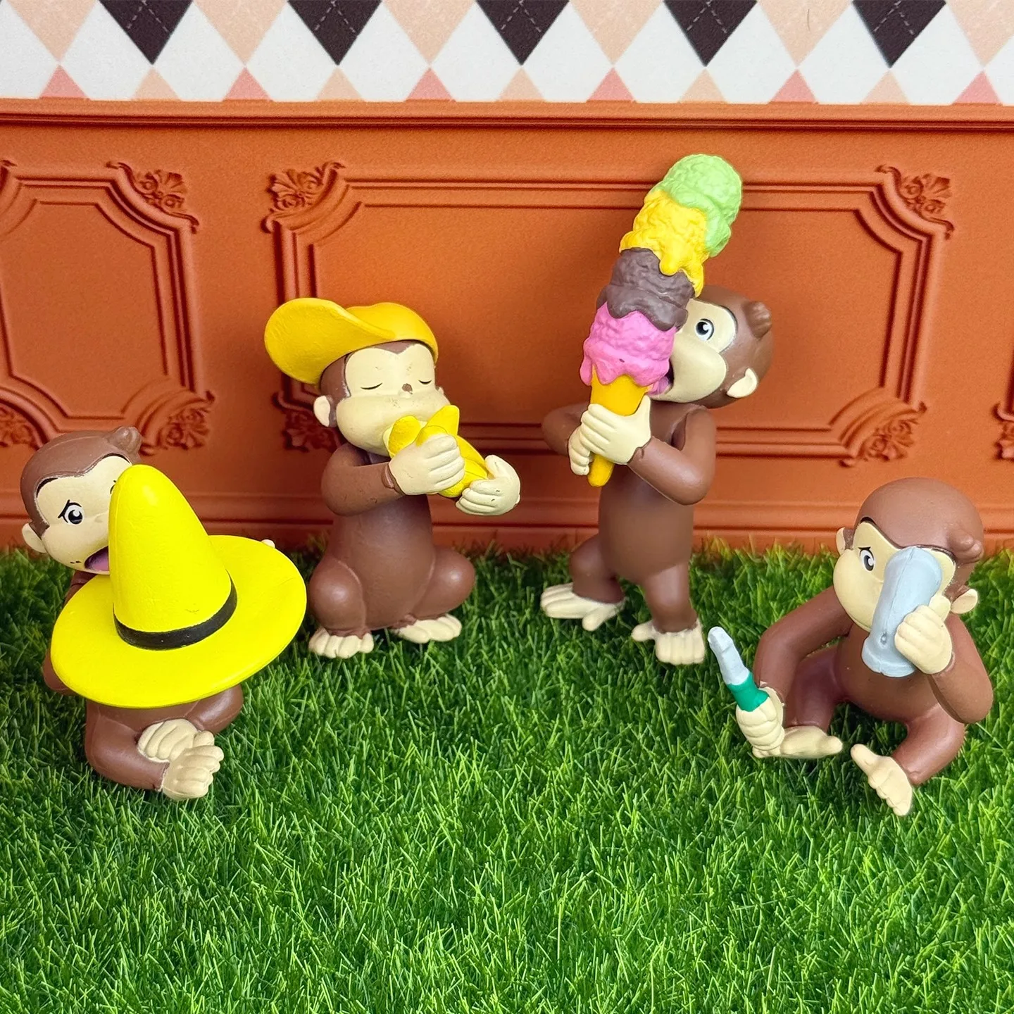 TOMY autentico 4 pezzi Gashapon Curious George Anime Figure giocattoli per bambini regalo ornamenti modello da collezione