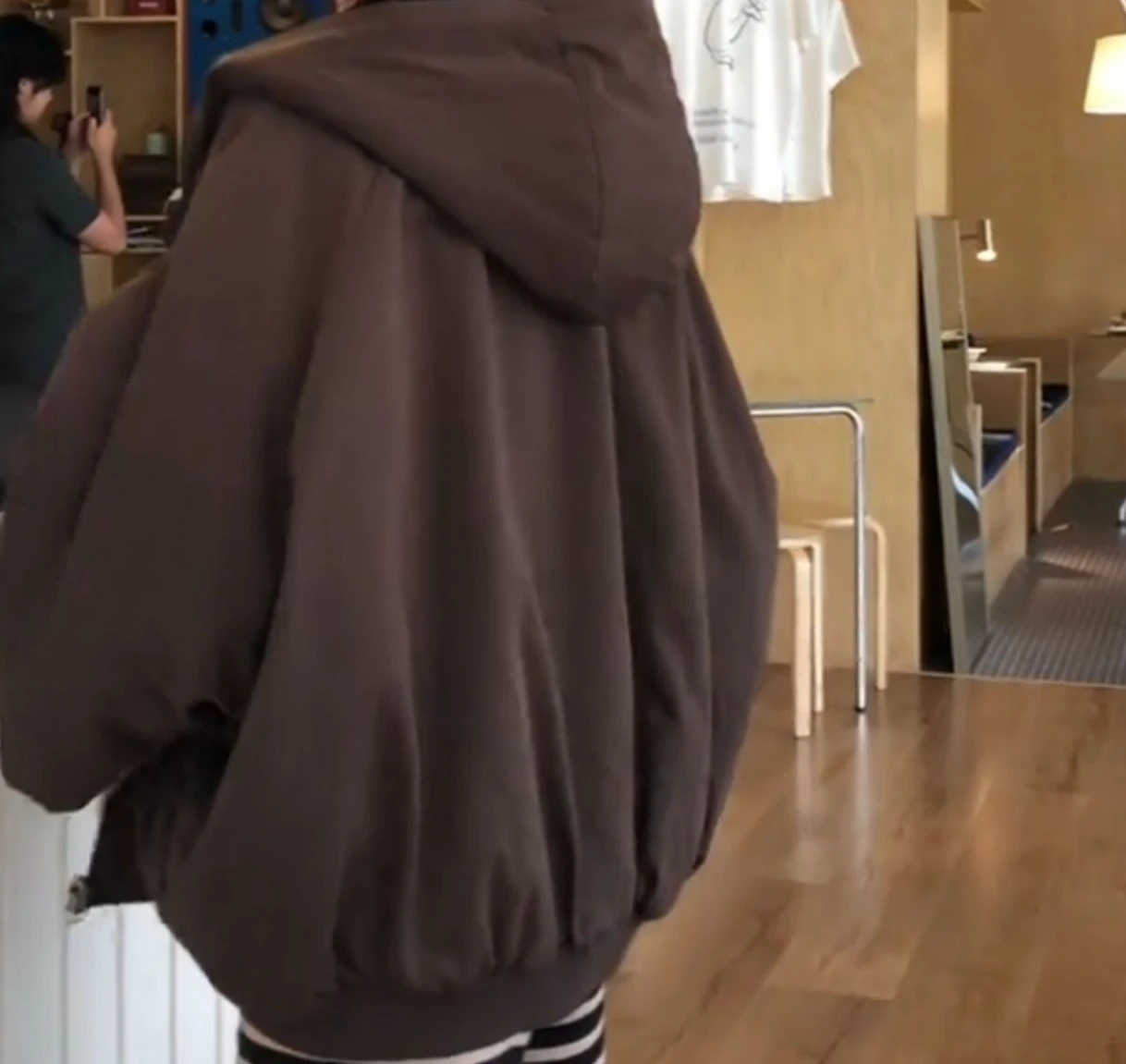 Giacca da donna in cotone con cappuccio marrone peloso in autunno e inverno con peluche spesso e vestibilità ampia per superare il top