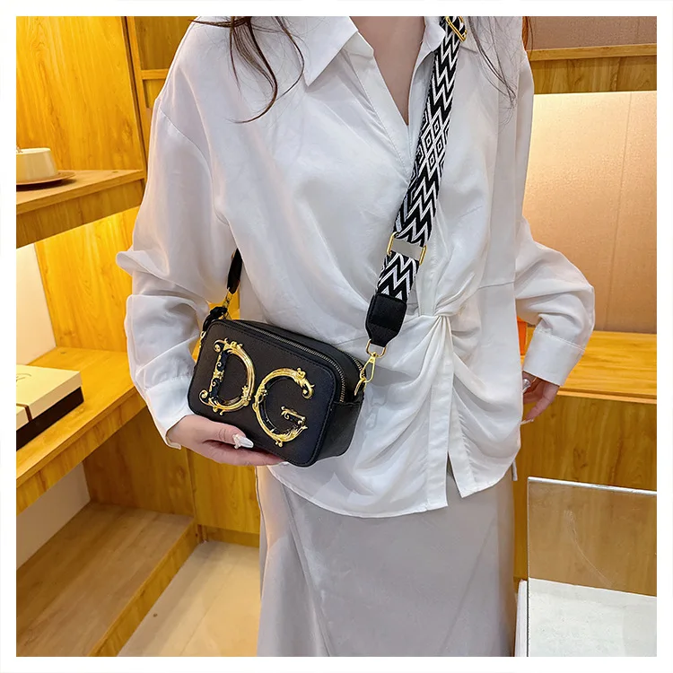 

Новинка 2023 года, квадратная сумка с ремешком-цепочкой — элегантный кошелек-клатч с металлическими акцентами, универсальная коктейльная сумка для женщин