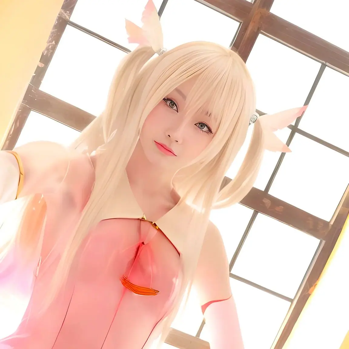 Peluca de cosplay de Anime Fate/kaleid liner Illyasviel von Einzbern, pelo largo rubio claro + gorro de peluca, peluca de cosplay de anime, peluca para fiesta de Halloween