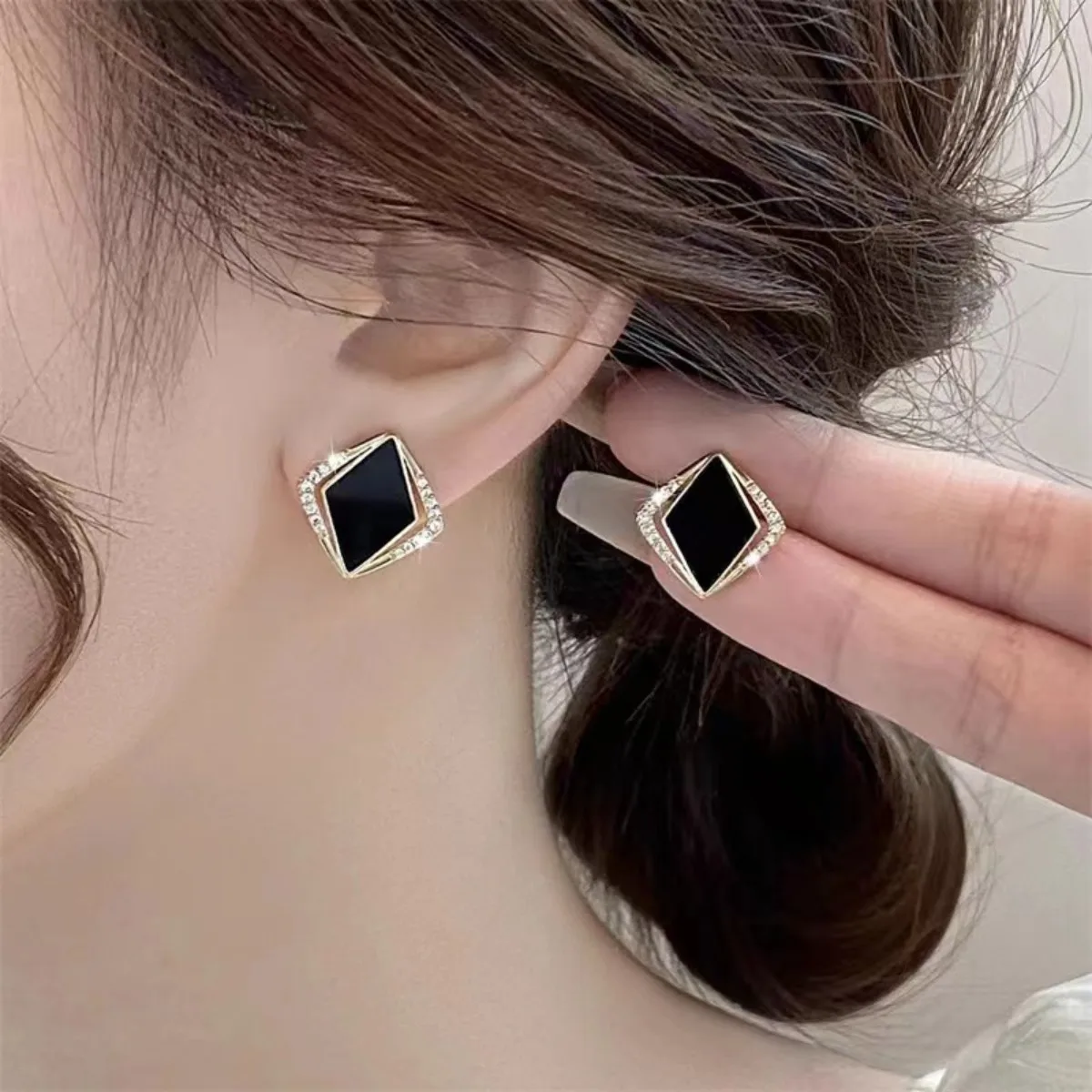 2pc Light Luxury Prismatic Black Diamond Earrings Alloy Material Inset Rhinestone New Women Cold Fashion Personality Exquisite