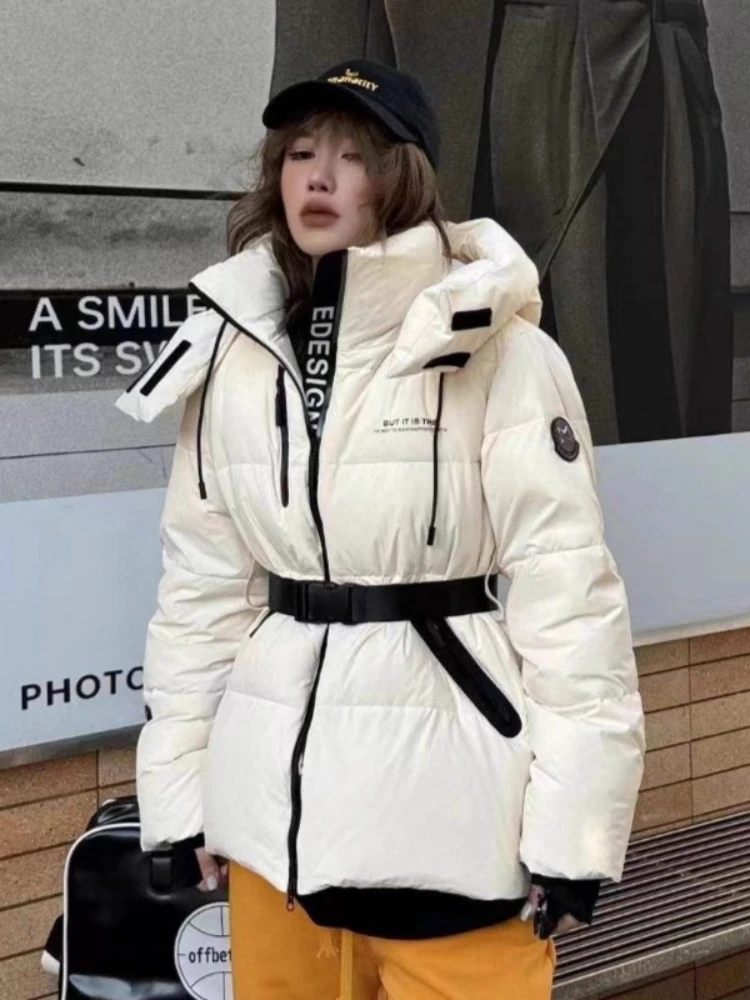 เสื้อแจ็คเก็ตดาวน์แบบใหม่สำหรับฤดูหนาวปี 2025 เสื้อพาร์กาสั้นมีฮู้ดสำหรับผู้หญิง เสื้อผ้าแฟชั่นหนา อุ่น บุด้วยขนเป็ดขาว 90% เสื้อโค้ทพัฟเฟอร์สำหรับใส่เป็นเสื้อนอก