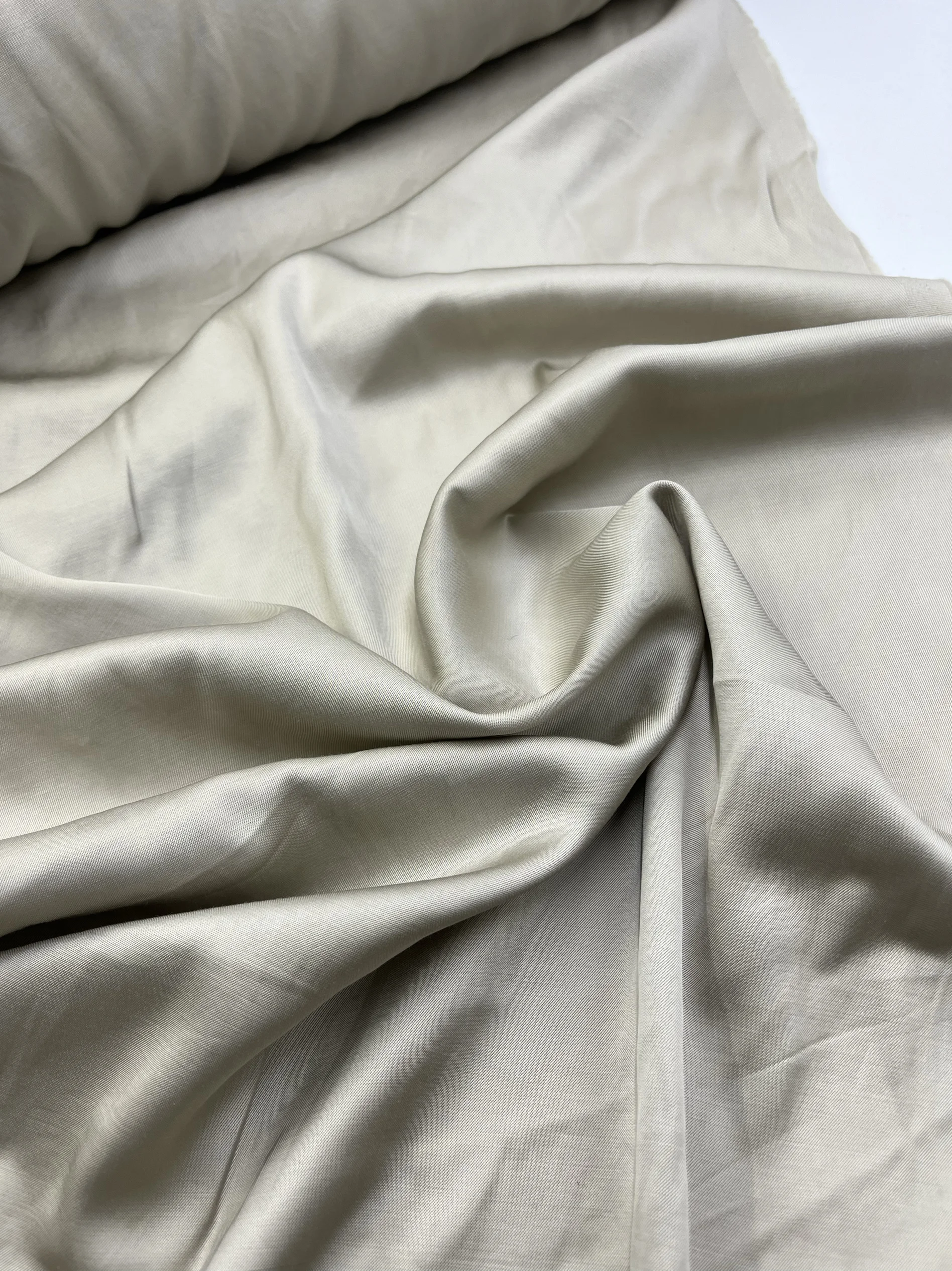 

Heavy duty twill cotton forged satin surface with strong luster, soft hanging door width 135 pants, dress, shirt fabric