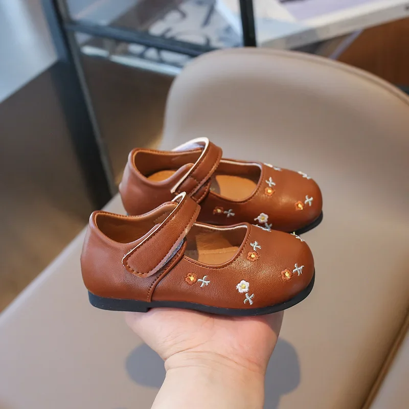 

Детская маленькая обувь из искусственной кожи, весенне-осенний новый национальный стиль, туфли принцессы на плоской подошве с цветочным узором для девочек, школьные лоферы