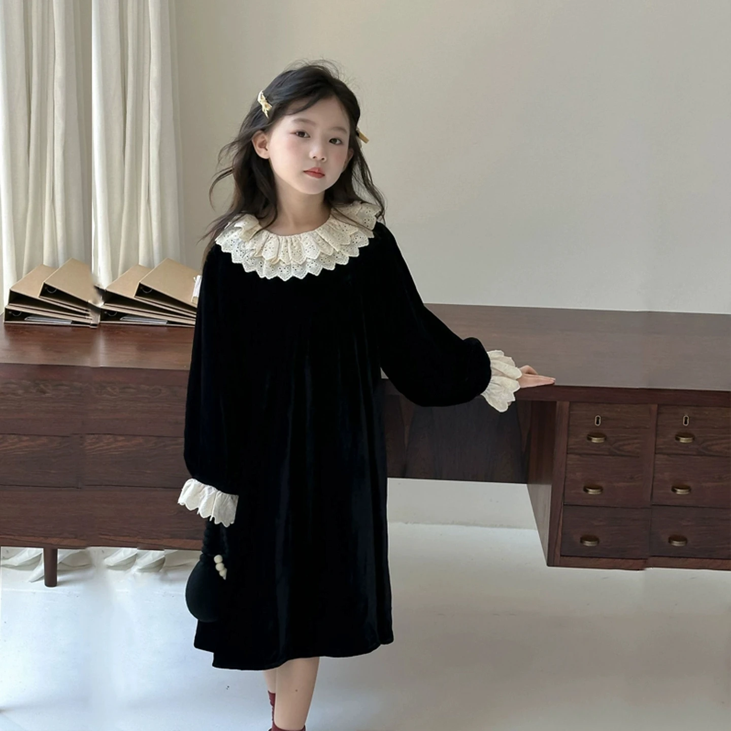 

Детское бархатное платье в западном стиле с кружевными краями, корейская версия, французское черное вельветовое зимнее платье на фланелевой подкладке для девочек-подростков