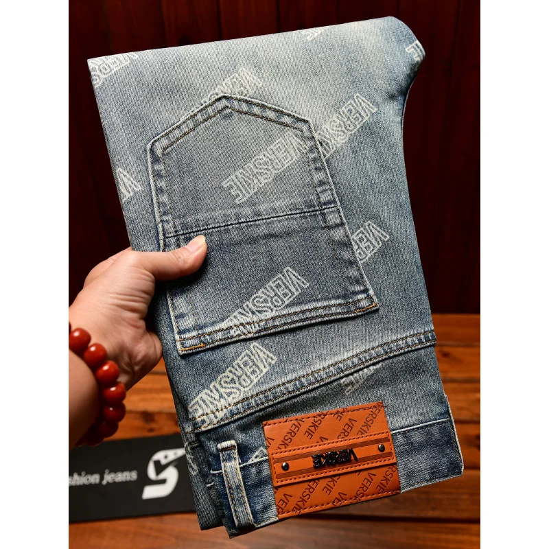 

Высококачественные модные мужские джинсы с принтом, небольшими ногами, эластичными и модными повседневными мужскими брюками.