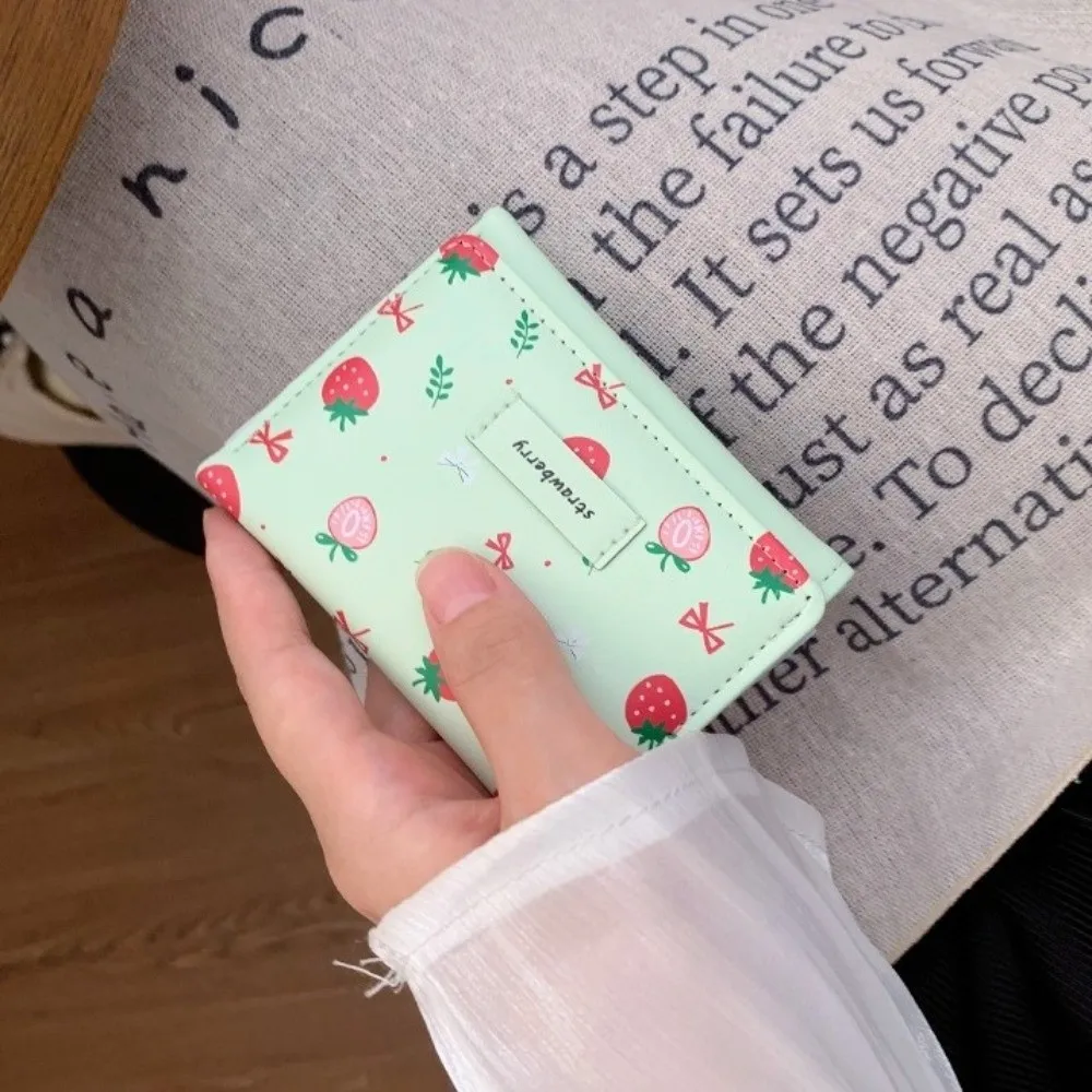 Dompet Lipat Tiga Motif Stroberi Fashion, Dompet Kulit PU Motif Pita, Tempat Kartu Lipat Multi-Slot untuk Sehari-hari