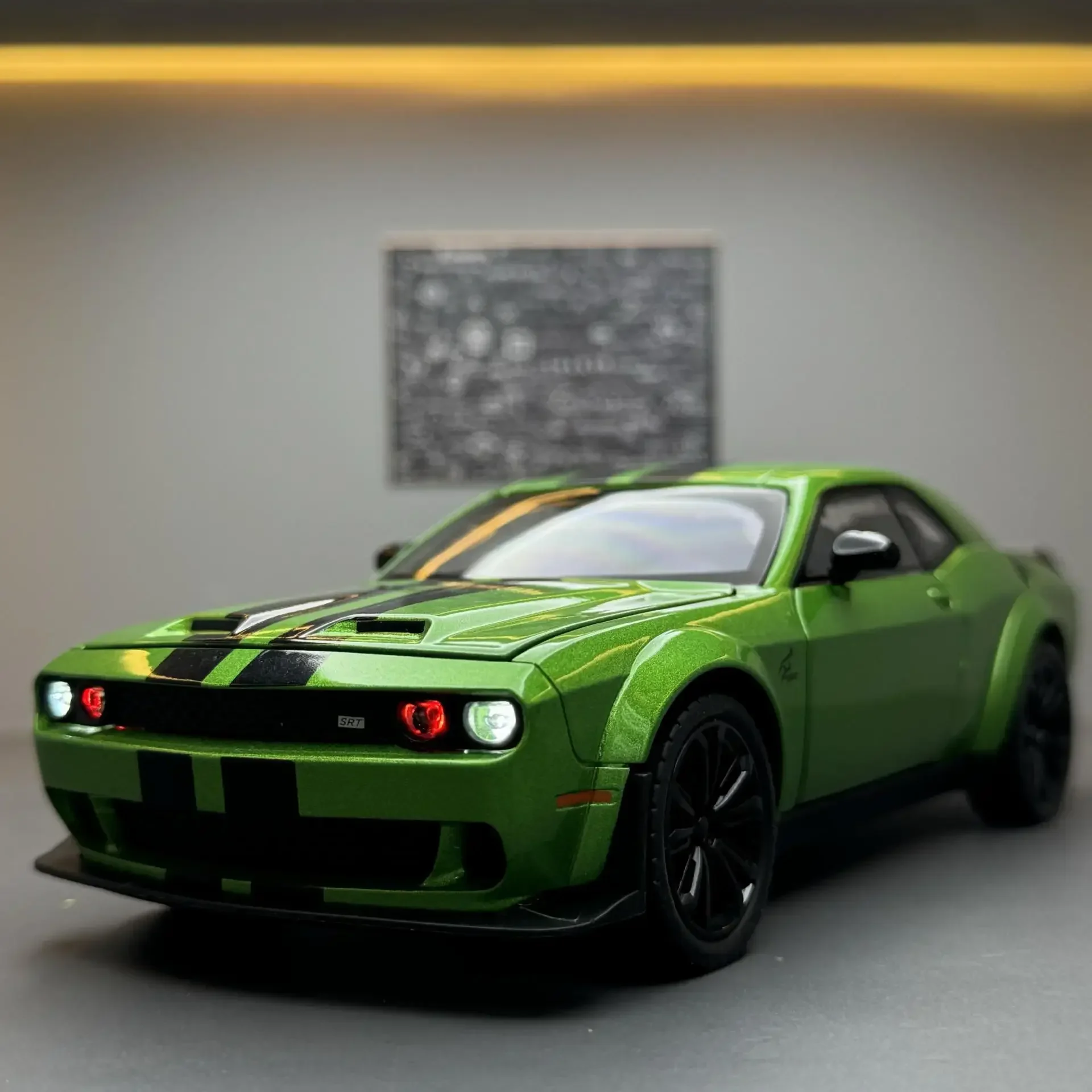 1:22 Alloy Dodge Challenger SRT Hellcat Diecasts Model Musle Vehicles Zabawka Metalowy samochód sportowy Dźwięk Światło Zabawka dla dzieci Prezent