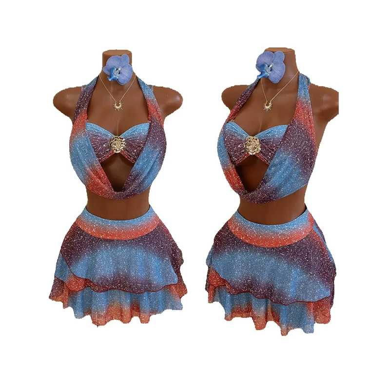 

Купальник-бикини с градиентом синего цвета, металлическим 3D-цветком, пуш-ап эффектом, высокой талией и плиссированной юбкой. Купальник для отдыха.