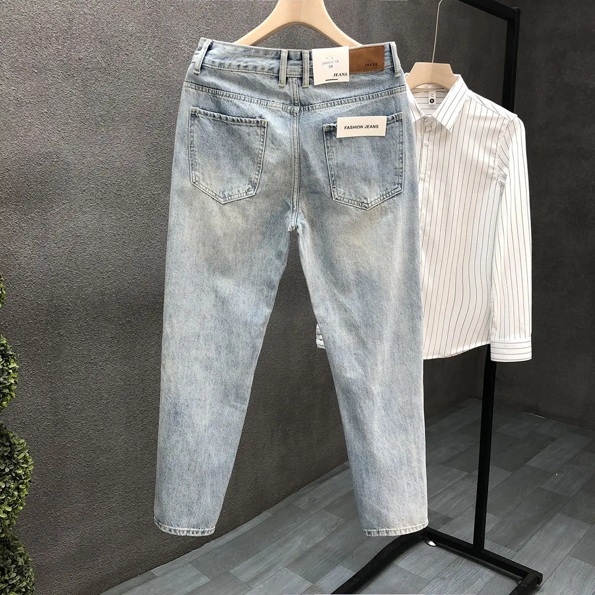 الشارع الشهير السراويل رجل الجينز الأزرق الفاتح الرجال سليم المناسب السراويل 2025 صيف جديد Vintage الرجال الراقية عارضة رقيقة السراويل