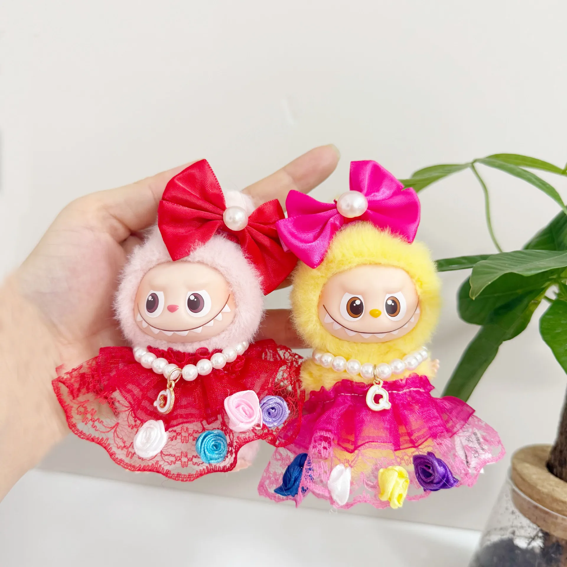 

4th Gen Mini LABUBU Doll Outfit Pin For Love Series Wedding Replacement Bridal Gown With White /Red Rose Tulle Skirt