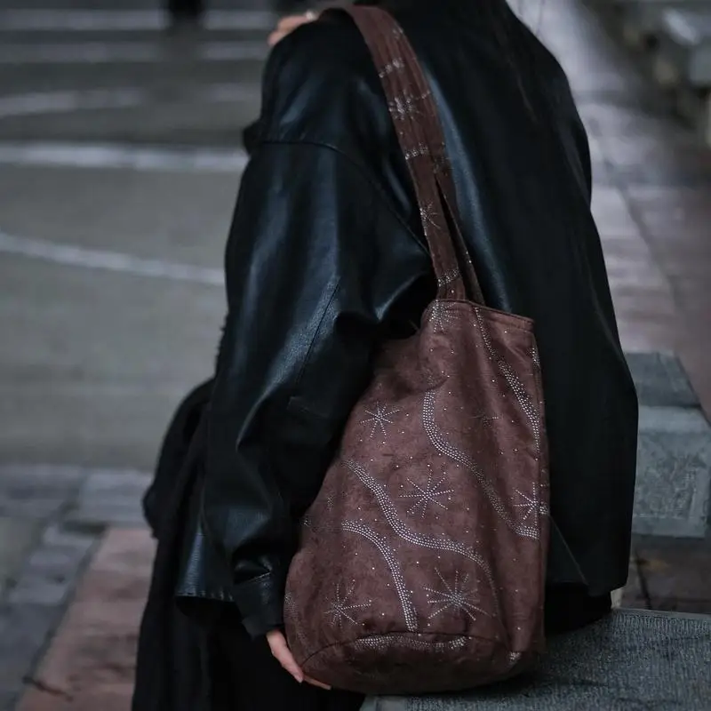 

Light Luxury Suede Like Frosted Suede Large Capacity Bucket Shaped Shoulder Bag Metal Sequins Personalized Decoration For Women