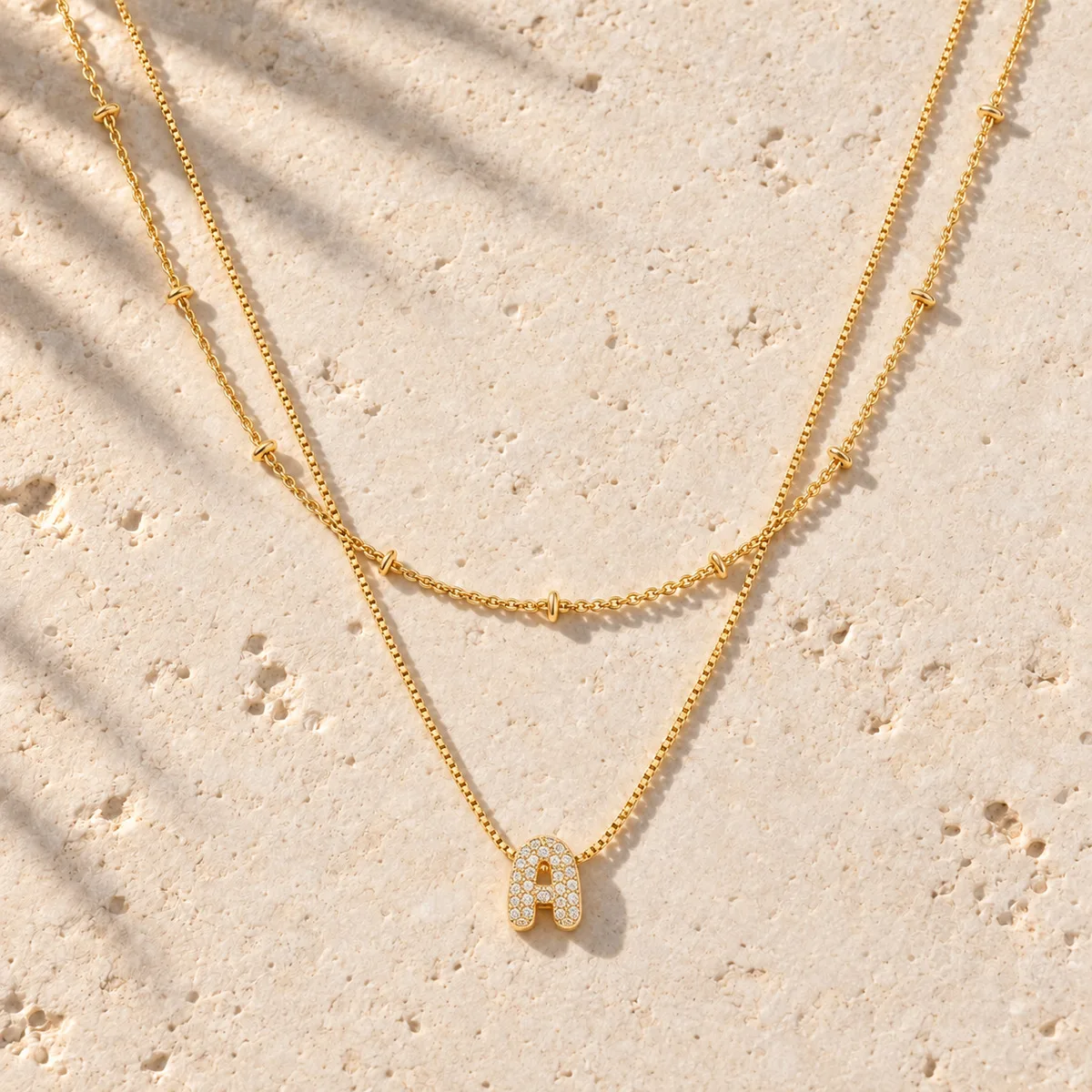Vergoldete Buchstabenkette für Damen und Herren, Doppelschichtige Perlenkette mit Initialanhänger, Zirkonia-Schmuck für besondere Anlässe – Detail 4