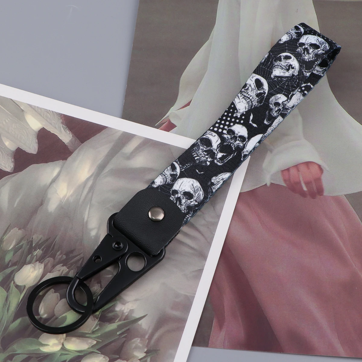 

Halloween Skeleton Key Tag Eagle Buckle Keychain Car Key Ring Short Lanyard Key Strap Car Motorcycle Accessories Holidays Gifts