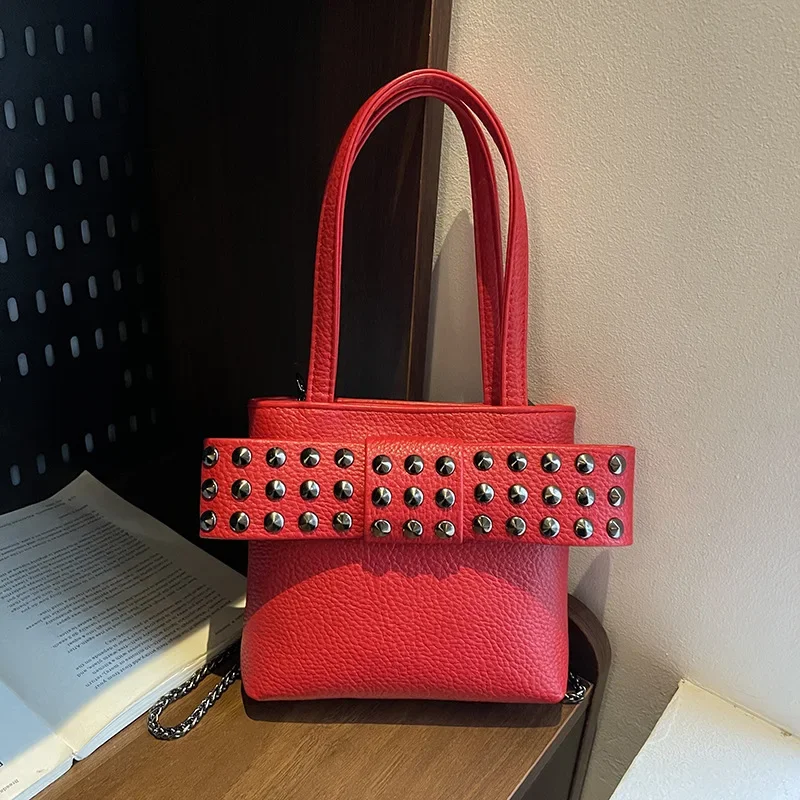 

Стильная кожаная сумка через плечо | Просторный кошелек на плечо с заклепками и ремешком-цепочкой | Модный женский рюкзак | Модный аксессуар