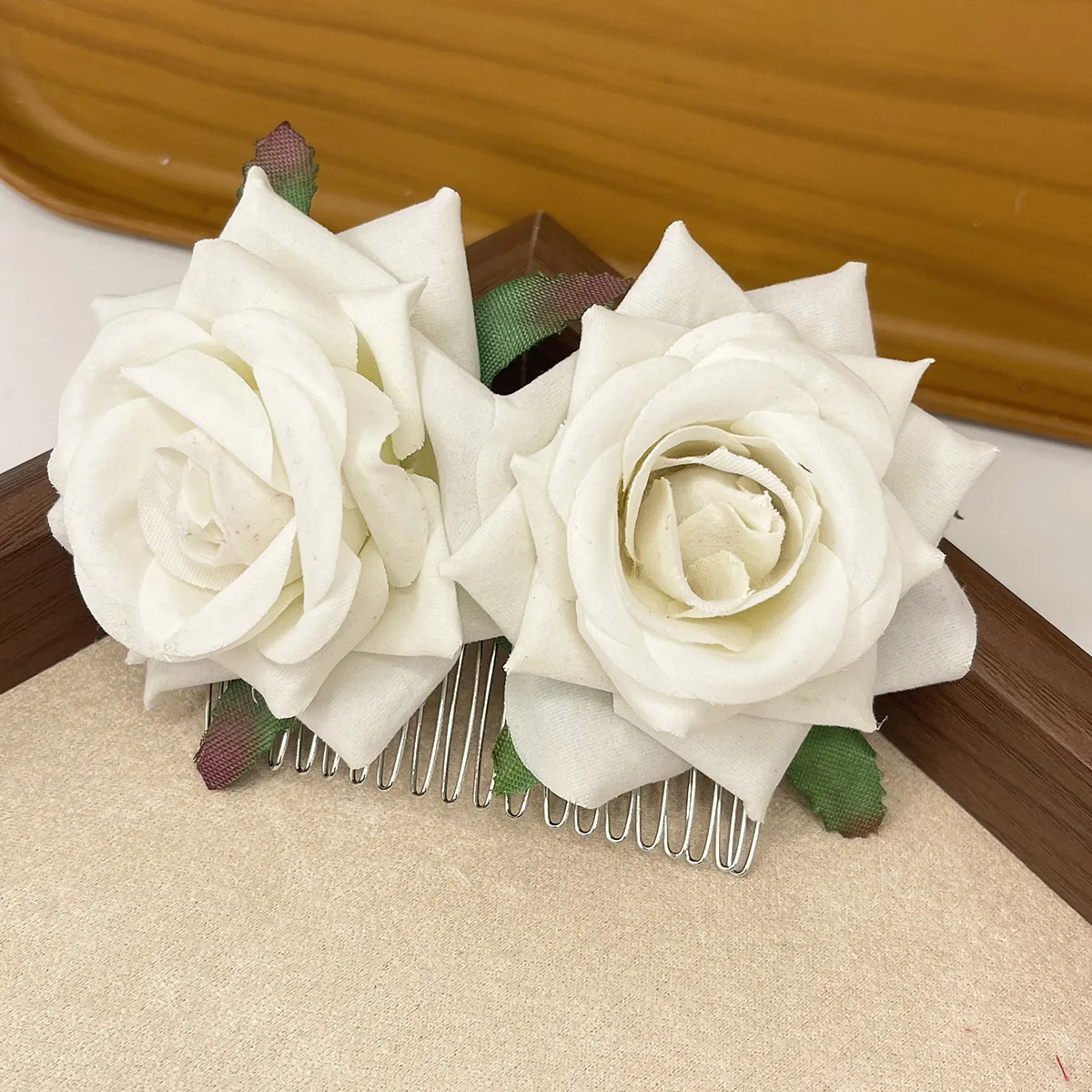 1 Stück Samt-Rosen-Haarspange, Haarkamm mit Metallbürste, Haarschmuck für Urlaub und Hochzeit – Detail 5