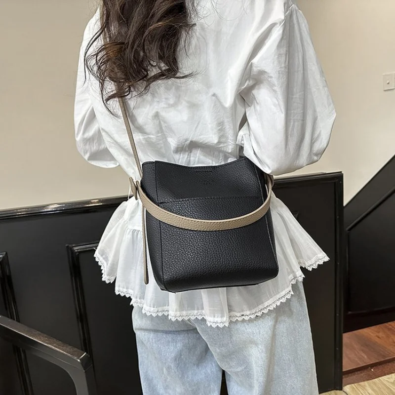 

High-End Women's Casual Leather Crossbody Bag Paris Fashionable Elegant Ladies Simple Vintage Messenger Bag