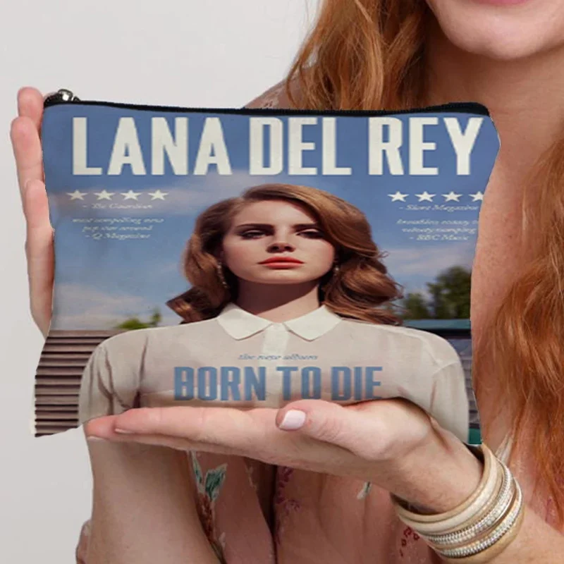 Lana Del Rey พิมพ์โลโก้แต่งหน้ากระเป๋าแต่งหน้ากระเป๋ากระเป๋าเดินทางกระเป๋าเข้าห้องน้ำกราฟิกการ์ตูนพิมพ์ Tas Kosmetik Neceser