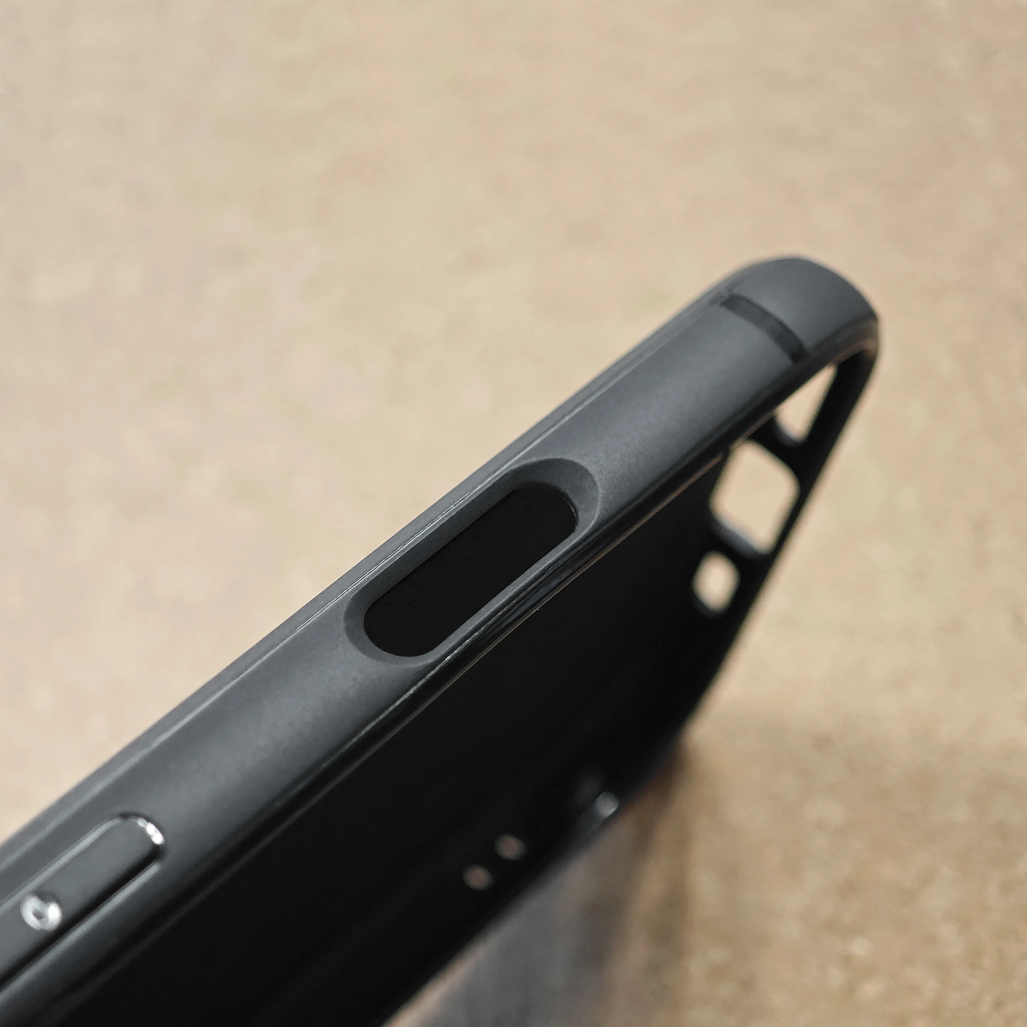 حافظة تثبيت سريعة لهاتف آيفون 17/16/15/14/13/12 Air Pro Max غطاء مغناطيسي مناسب لحامل الدراجة النارية رباعي الطراز مع تصميم قفل