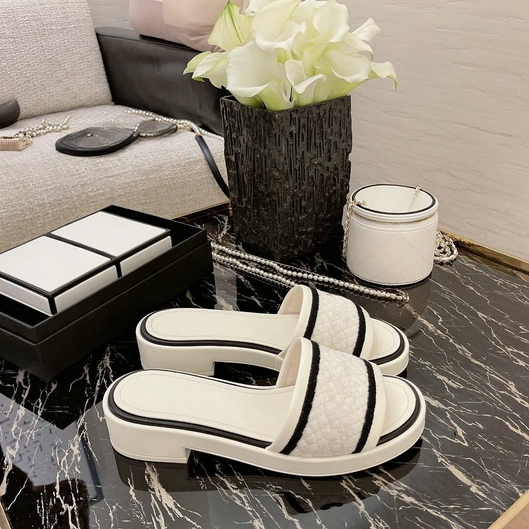 Weiße, gesteppte, schwarz gestreifte Plateau-Sandalen mit niedrigem Absatz, Slip-On-Sommer-Mules für Damen