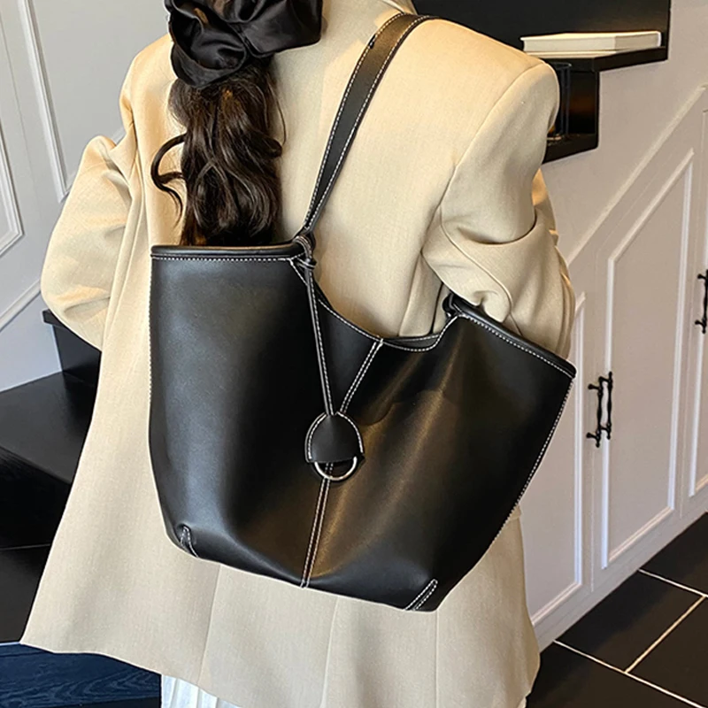 

Large Capacity Retro Underarm Large Bag for Women Autumn New Daily Commute Chic Tassel Handbag Versatile One Shoulder Tote Bag