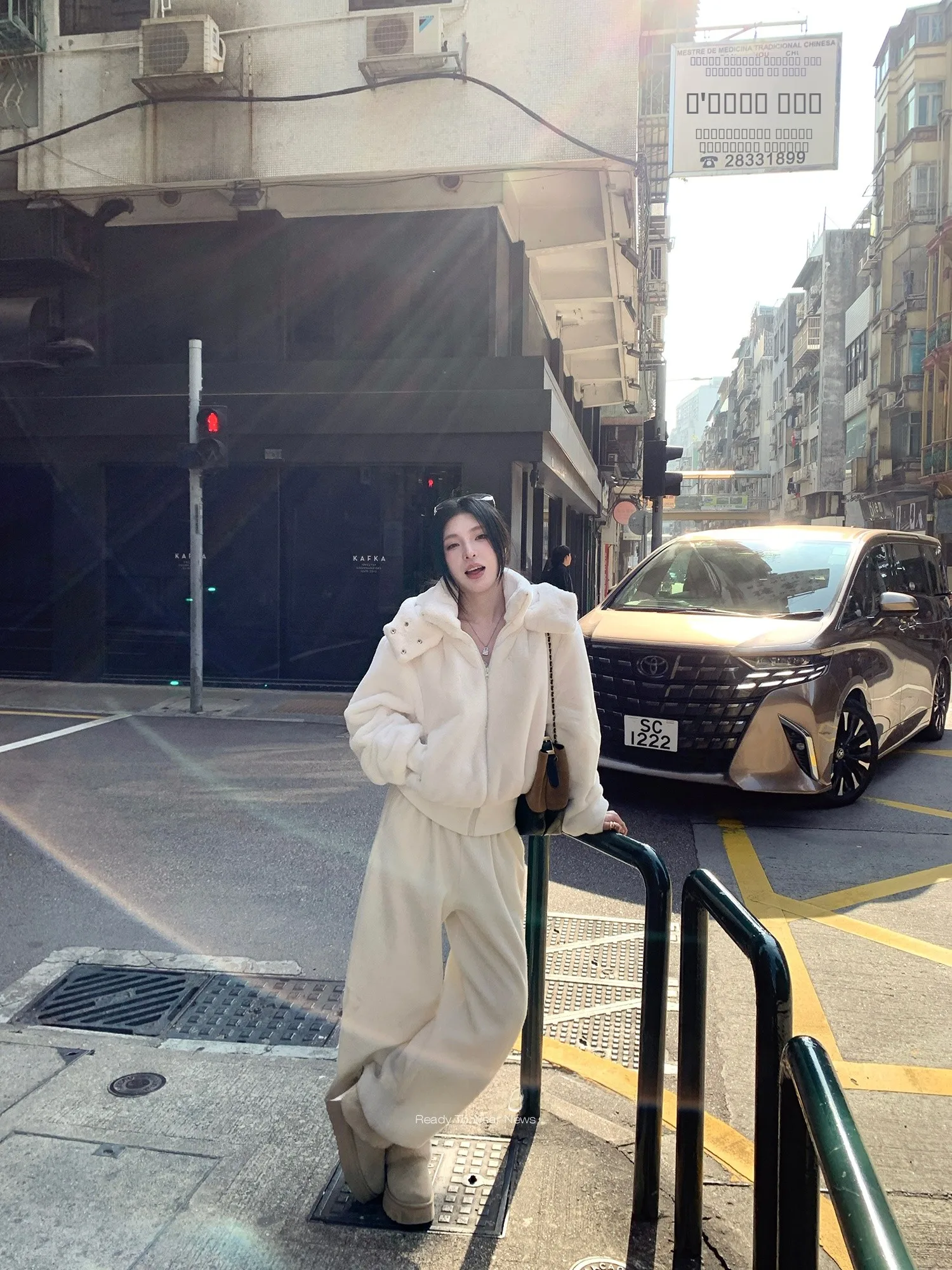 

Женская осенне-зимняя куртка с отстегивающимся меховым воротником на молнии, с капюшоном и поясом на талии, экологичная, класса люкс, модная