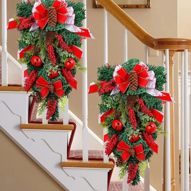 玄関の窓のための松ぼっくりを備えたクリスマスリース人工葉の吊り植物屋内と屋外の装飾