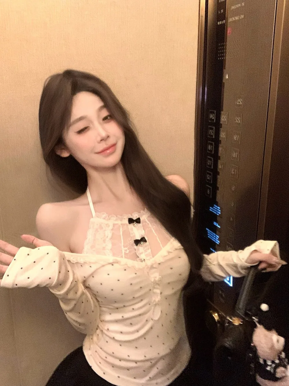 

Комплект из двух предметов в балетном стиле: белый топ в горошек с одним открытым плечом и кружевным вырезом, с бретелькой через шею, для женщин, на раннюю осень, в стиле «Spicy Girl»