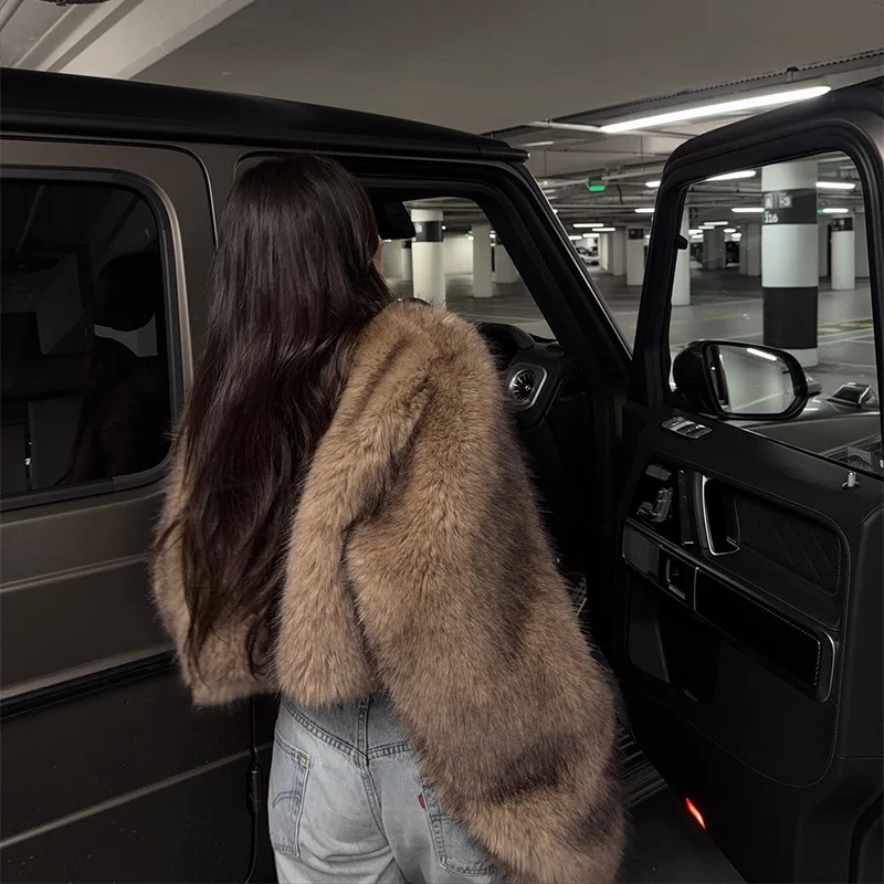 الفاخرة المرأة فو الفراء معطف قصير كم طويل فضفاض رقيق بني فاتح رشاقته سترة 2025 الشتاء موضة أفخم معطف دافئ