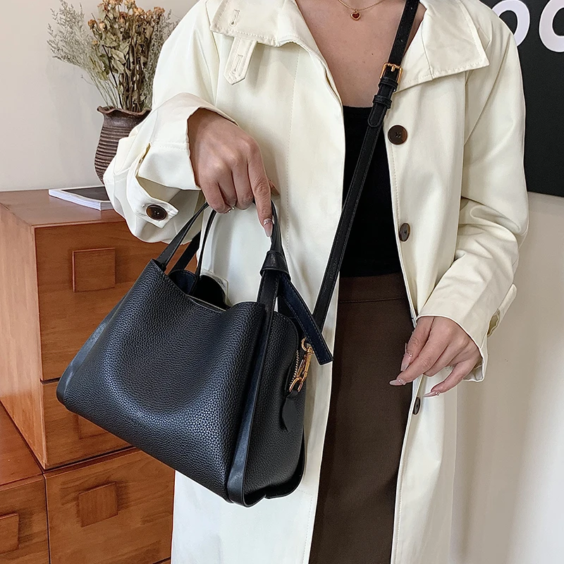 

Minimalist Elegant Leather Diaper Bag Vintage Fashionable Crossbody Bag Large Capacity For Women Trendy Commuter