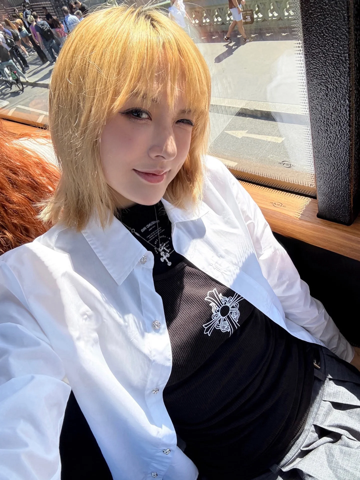 

Модная классическая рубашка с вышитыми буквами и серебряными пуговицами от JONIbyBEB, коллекция Early Spring Quali, из плотного хлопка, одна штука.