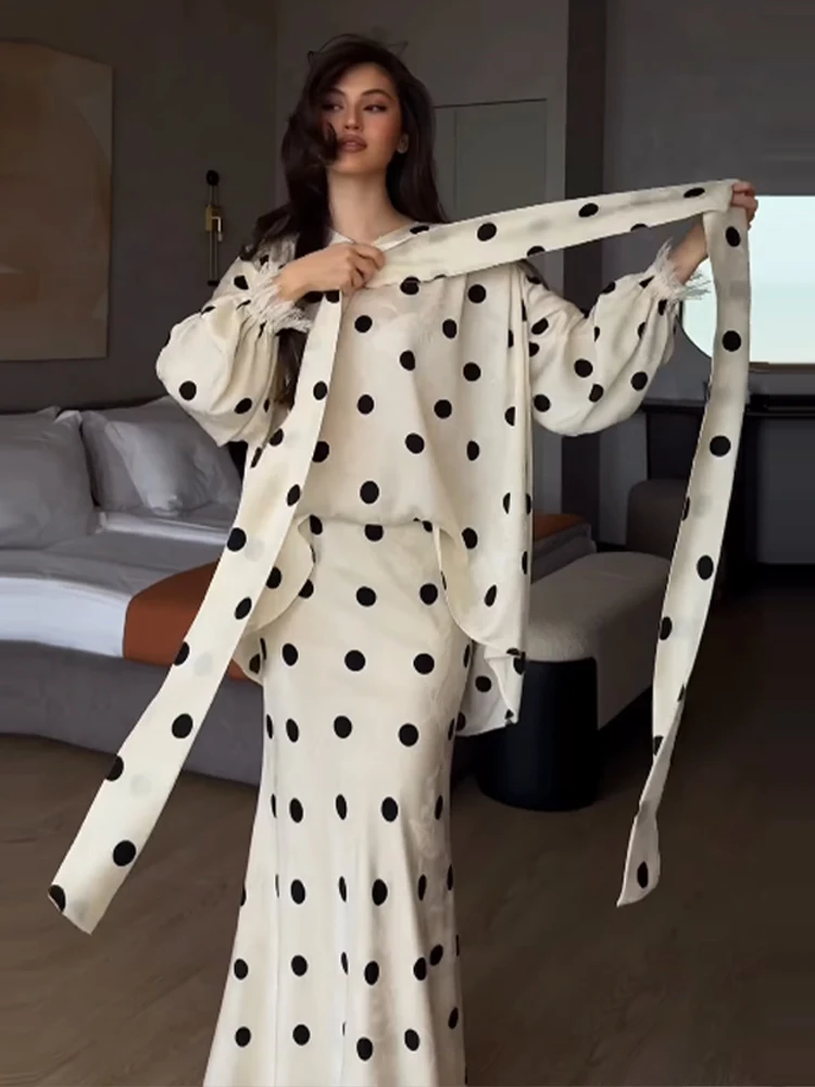 Новый элегантный женский комплект: топ с V-образным вырезом, рукавами-фонариками и свободным кроем, юбка макси с высокой талией и принтом в горошек