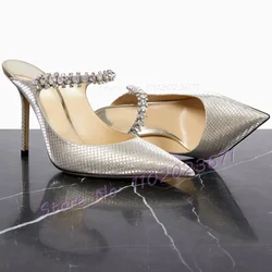 Ciabatte in cristallo metallizzato argento da donna con motivo a griglia, cinturino ad arco con strass, tacchi alti, eleganti pantofole estive a punta