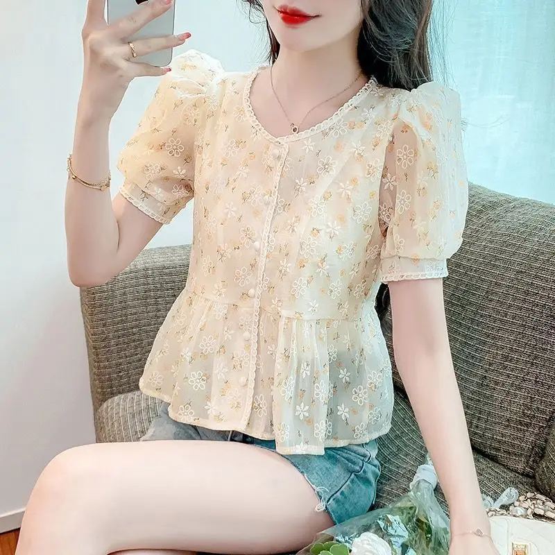 

2025 Spring and Summer New Chic Printed Tops for Women's Temperament Versatile Round Neck Puff Sleeve Thin Top