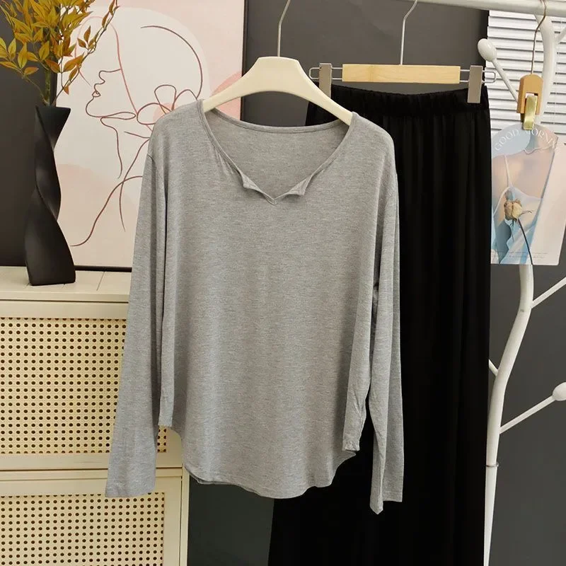 T-shirt da donna a maniche lunghe con scollo a V alla moda con grande colla e camicetta con orlo ad arco con clavicola esposta e fondo ampio