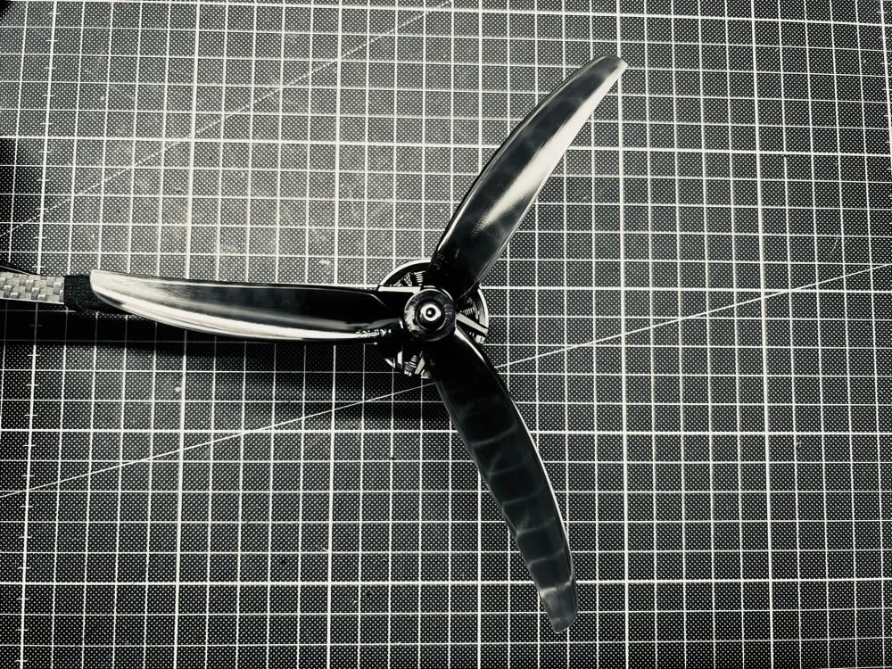 HQProp J75 7x5x3 7 Zoll 3-Blatt PC-Propeller 8,8g 5mm für Langstrecken-FPV-Drohne CW CCW – Detail 3