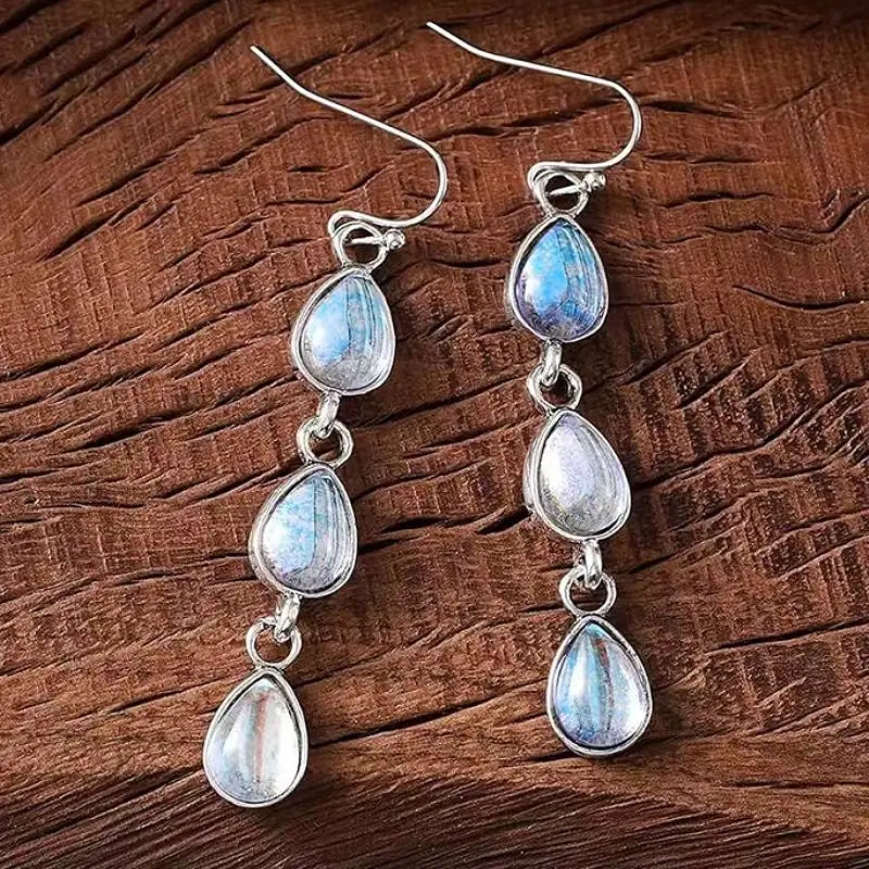 Huitan Ästhetische Wassertropfen-Ohrringe für Damen, Imitation Mondstein, Trendige Elegante Party- und Alltags-Accessoires in Silberfarbe